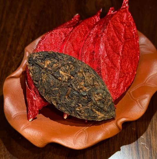 Red Veil Leaf-Shaped Ripe Pu-erh Tea — Mengsong Ancient Tree Stone-Pressed on Red Leaf Clay Tray